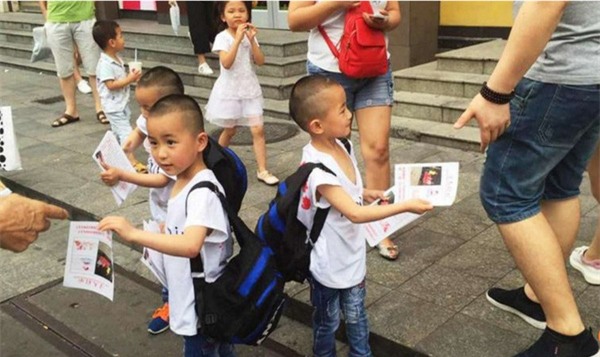 3 đứa trẻ 5 tuổi phát tờ thông tin tìm mẹ đến người đi đường với mong ước mẹ em sẽ quay trở về.