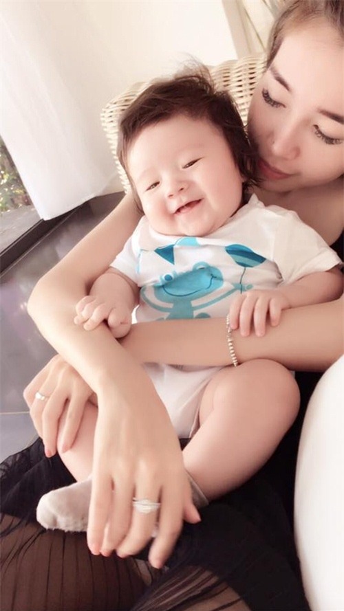 con trai elly tran cuoi toe toet trong vong tay me - 1