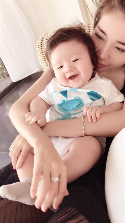 con trai elly tran cuoi toe toet trong vong tay me - 2