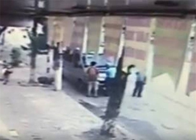 Hà Nội: Thanh tra giao thông bị hất lên nắp capô, đánh đu trên cần gạt nước xe khách - Ảnh 3.