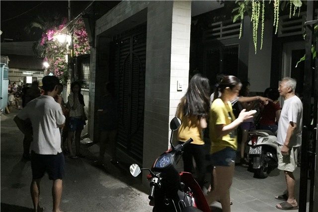 Ngôi nhà bị đối tượng đóng cửa, dùng dao khống chế cụ bà