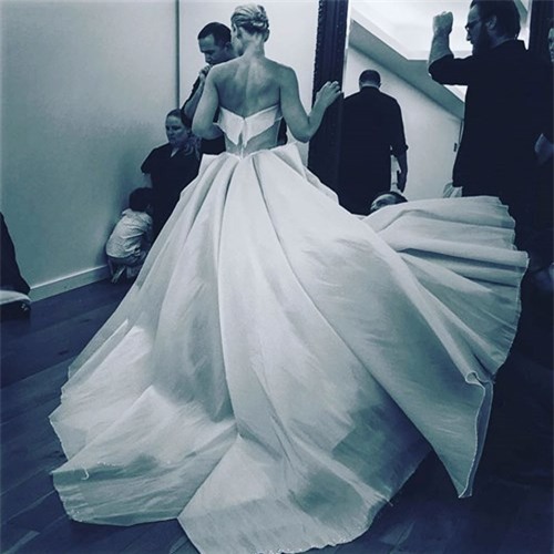 Chiếc váy phát sáng gây xôn xao của Claire Danes tại Met Gala 2016 - ảnh 2