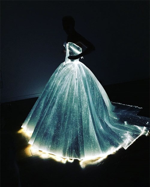 Chiếc váy phát sáng gây xôn xao của Claire Danes tại Met Gala 2016 - ảnh 3
