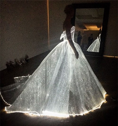 Chiếc váy phát sáng gây xôn xao của Claire Danes tại Met Gala 2016 - ảnh 4