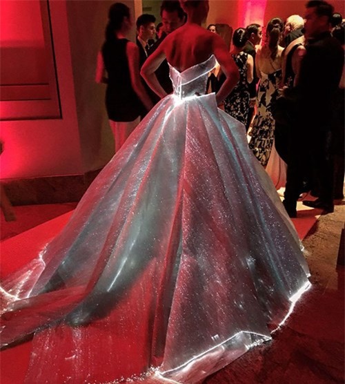 Chiếc váy phát sáng gây xôn xao của Claire Danes tại Met Gala 2016 - ảnh 5