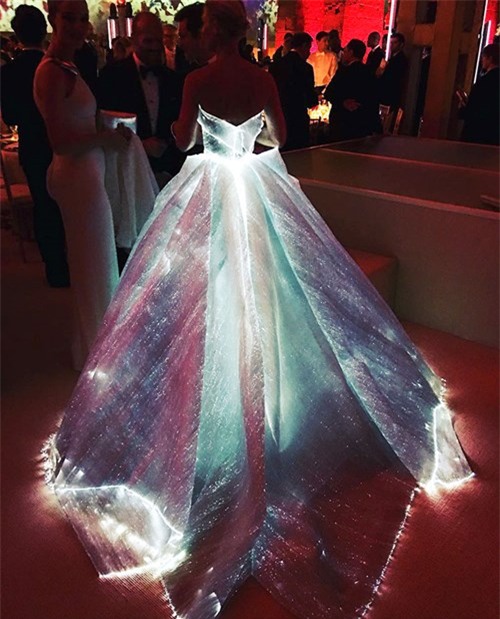 Chiếc váy phát sáng gây xôn xao của Claire Danes tại Met Gala 2016 - ảnh 6