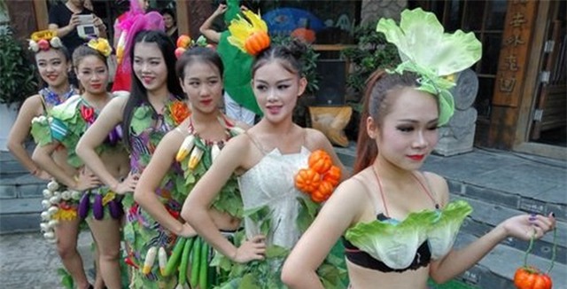 Gái trẻ sexy với thời trang củ quả xôn xao trên phố