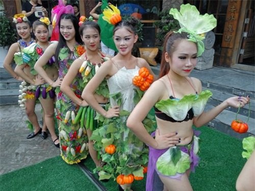  Làm được điều đó ngoài việc các mặt hàng phong phú, ban tổ chức đã cho mời một dàn mẫu nữ trẻ trung, ăn mặc độc đáo theo phong cách thời trang rau củ quả đến trình diễn trong buổi khai mạc. 