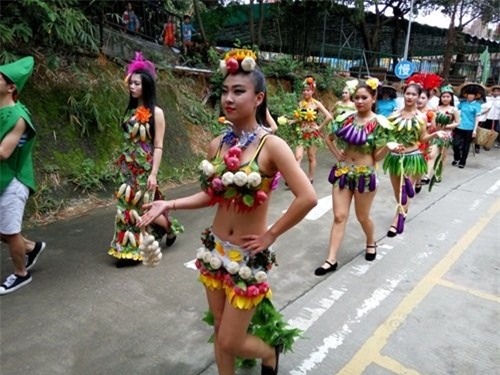 Quả thật, sự kiện đã thành công tốt đẹp khi gây được sự chú ý lớn, nhiều du khách và người đi đường đã tranh nhau xin chụp ảnh cùng những mẫu nữ rau củ quả xinh đẹp khác lạ này.