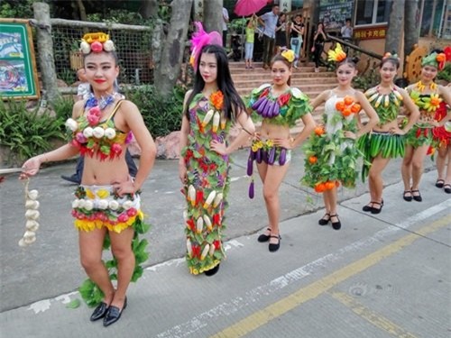 Mặc dù ai cũng biết đây chỉ là chiêu trò của ban tổ chức nhưng một số cư dân mạng vẫn mạnh miệng chỉ trích những người nghĩ ra sự kiện này.
