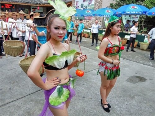 Họ quá vô đạo đức khi bắt những cô mẫu trẻ ăn mặc như vậy ra đường, điều này xúc phạm đến phụ nữ, họ có biết là những cô gái trẻ thường bị những tên xấu tính gọi là rau xanh hay không, một cư dân mạng không giấu được sự phẫn nộ.