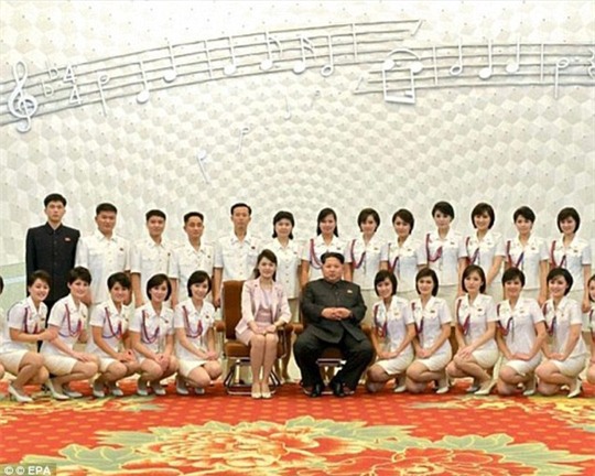  Vợ chồng nhà lãnh đạo Kim Jong-un và ban nhạc nữ Moranbong, được cho là ông Kim đích thân lựa chọn thành viên. Ảnh: EPA 