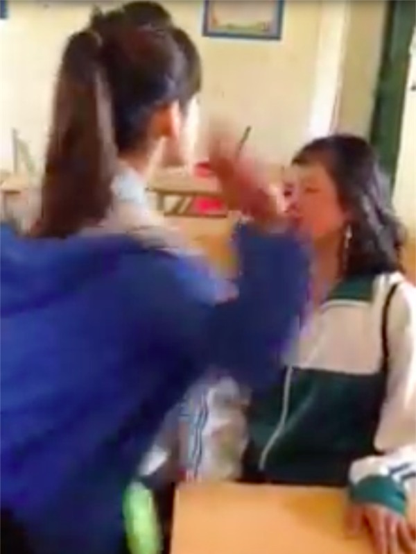 Liên tiếp 52 cái tát tới tấp giáng xuống mặt nữ sinh mặc đồng phục màu trắng - xanh