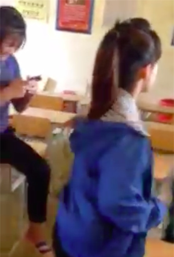 Trong khi bạn học vui vẻ ngồi xem, quay clip và còn thay kẻ hành hung đếm từng cái tát