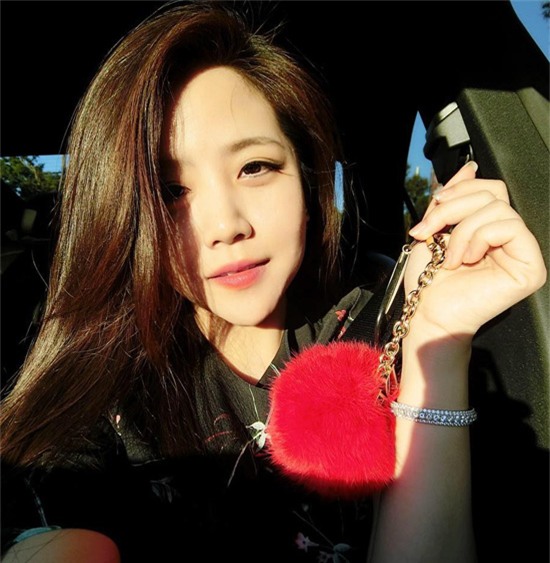 Choáng ngợp với cuộc sống sang chảnh và đồ hiệu vây quanh của em gái Ông Cao Thắng