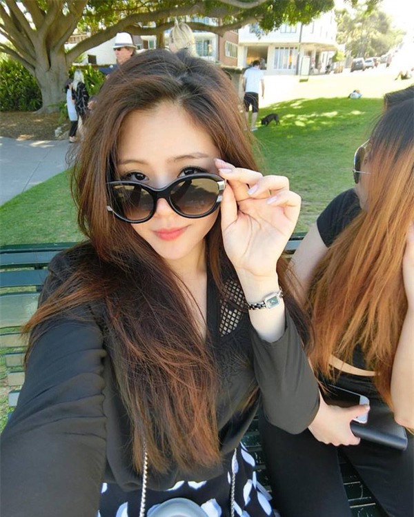 Choáng ngợp với cuộc sống sang chảnh và đồ hiệu vây quanh của em gái Ông Cao Thắng