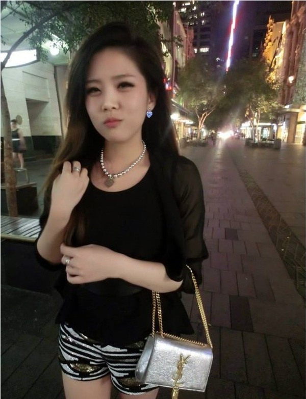 Phụ kiện vòng tay, nhẫn, dây chuyền, bông tai của các thương hiệu xa xỉ nổi tiếng như Pandora, Chanel, Dior…