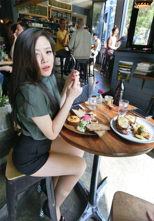 Choáng ngợp với cuộc sống sang chảnh và đồ hiệu vây quanh của em gái Ông Cao Thắng