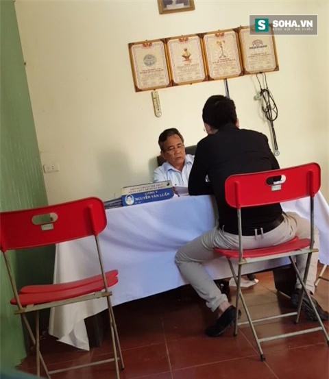 Đồng nghiệp của chúng tôi vào vai ông chồng hiếm muộn để bác sĩ Luấn bắt bệnh (Ảnh cắt từ Clip)