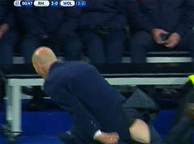 Tuyệt chiêu chống rách quần hài hước của HLV Zidane - Ảnh 3.