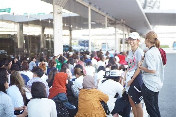 Song Joong Ki ở sân bay Thái Lan: Sức nóng của mỹ nam hàng đầu Hàn Quốc sau Hậu duệ mặt trời - Ảnh 3.