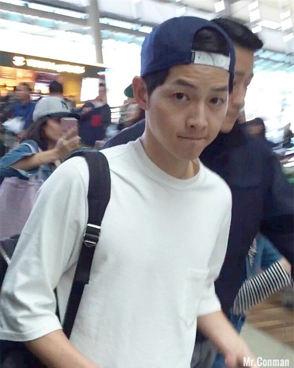 Song Joong Ki ở sân bay Thái Lan: Sức nóng của mỹ nam hàng đầu Hàn Quốc sau Hậu duệ mặt trời - Ảnh 12.