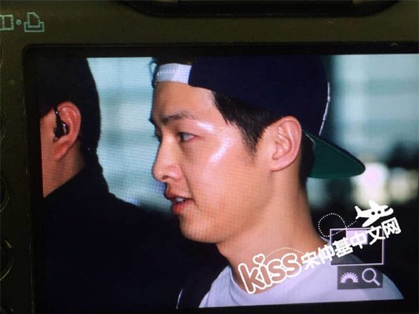 Song Joong Ki ở sân bay Thái Lan: Sức nóng của mỹ nam hàng đầu Hàn Quốc sau Hậu duệ mặt trời - Ảnh 15.