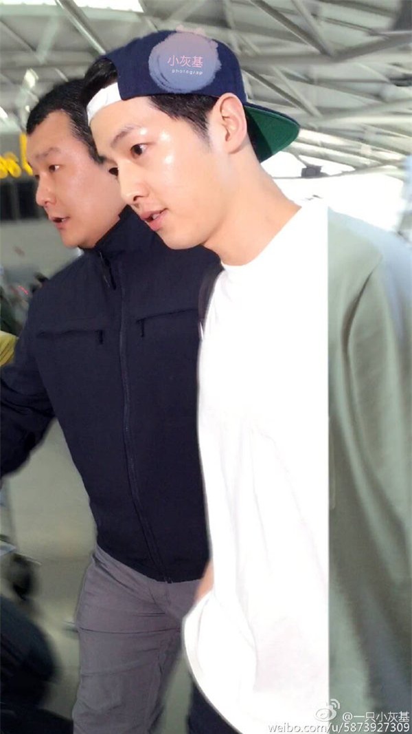 Song Joong Ki ở sân bay Thái Lan: Sức nóng của mỹ nam hàng đầu Hàn Quốc sau Hậu duệ mặt trời - Ảnh 17.