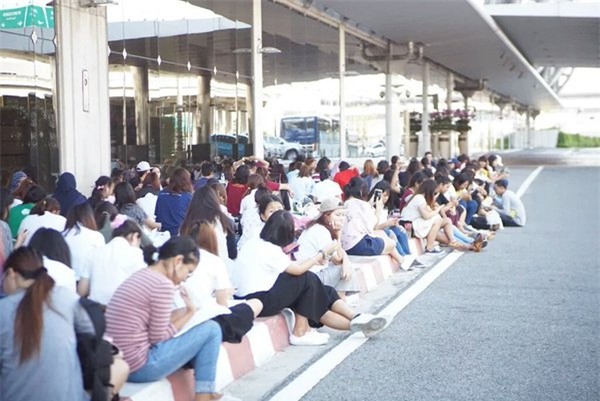 Song Joong Ki ở sân bay Thái Lan: Sức nóng của mỹ nam hàng đầu Hàn Quốc sau Hậu duệ mặt trời - Ảnh 4.