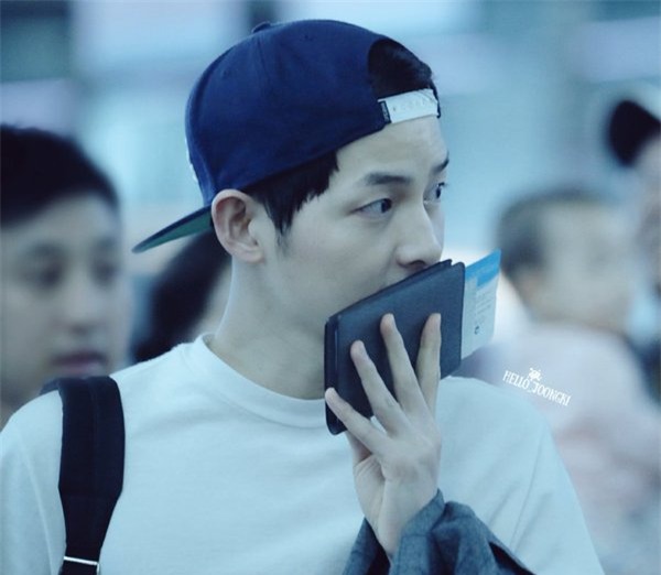 Song Joong Ki ở sân bay Thái Lan: Sức nóng của mỹ nam hàng đầu Hàn Quốc sau Hậu duệ mặt trời - Ảnh 8.