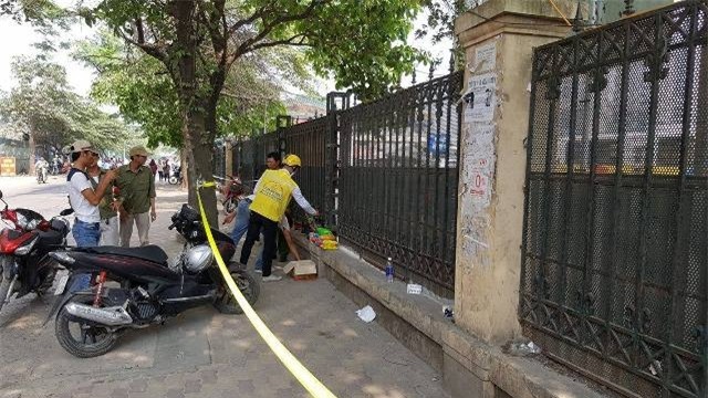 Sự việc thu hút nhiều người hiếu kỳ đến theo dõi. Ảnh Nhật Tân