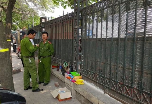 Lực lượng công an làm công tác bảo vệ hiện trường. Ảnh Nhật Tân