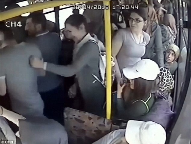 Clip: Gã yêu râu xanh bị chị em phụ nữ đánh hội đồng trên xe buýt - Ảnh 3.