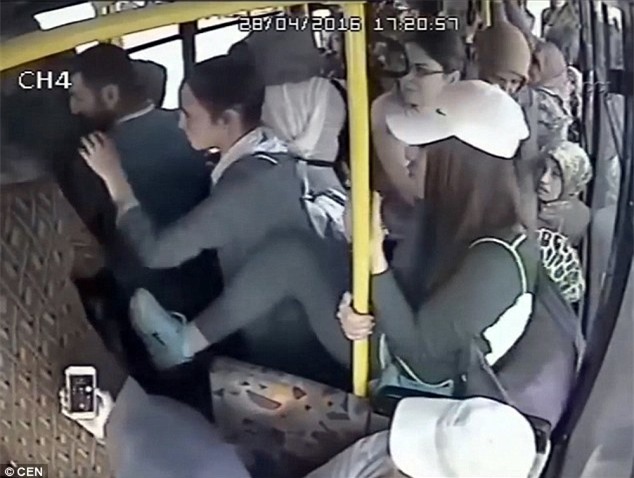 Clip: Gã yêu râu xanh bị chị em phụ nữ đánh hội đồng trên xe buýt - Ảnh 5.