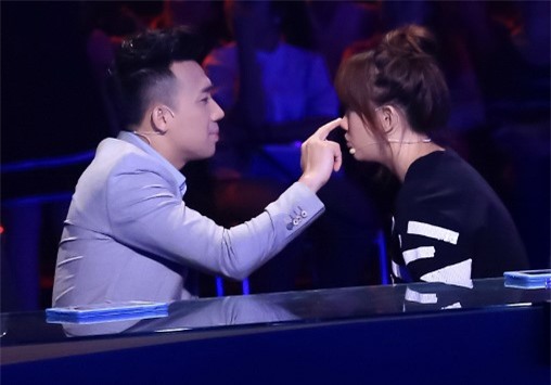 Tran Thanh benh vuc Hari Won khi ngoi ghe nong game show hinh anh 3