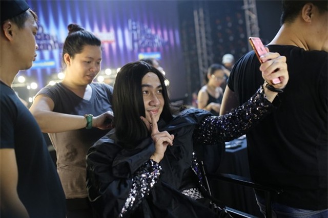 Tran Thanh benh vuc Hari Won khi ngoi ghe nong game show hinh anh 8