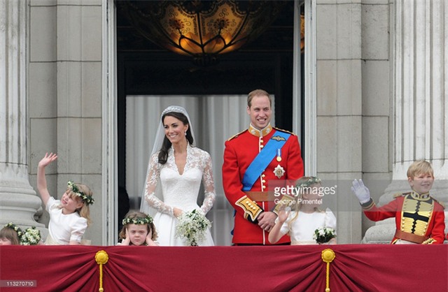 Cô bé cáu kỉnh trong đám cưới Hoàng gia Anh năm nào giờ đã xinh xắn lắm rồi! - Ảnh 1.
