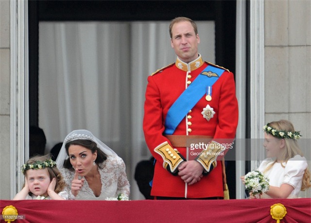 Cô bé cáu kỉnh trong đám cưới Hoàng gia Anh năm nào giờ đã xinh xắn lắm rồi! - Ảnh 4.