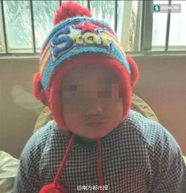 
Cậu bé Jiajia 3 tuổi được chẩn đoán mắc chứng tự kỷ nhẹ.
