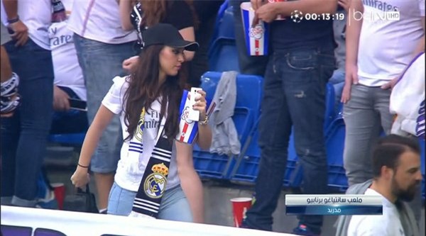 Fan nữ xinh đẹp của Real Madrid khiến cameraman không rời mắt - Ảnh 1.