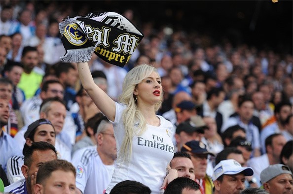 Fan nữ xinh đẹp của Real Madrid khiến cameraman không rời mắt - Ảnh 11.