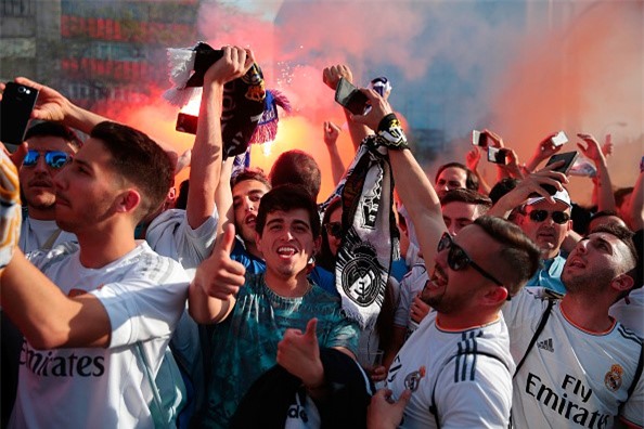 Fan nữ xinh đẹp của Real Madrid khiến cameraman không rời mắt - Ảnh 7.