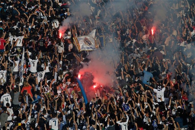Fan nữ xinh đẹp của Real Madrid khiến cameraman không rời mắt - Ảnh 9.