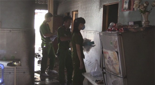 Lực lượng công an có mặt tại hiện trường điều tra vụ án kinh hoàng trên. Ảnh PL Plus