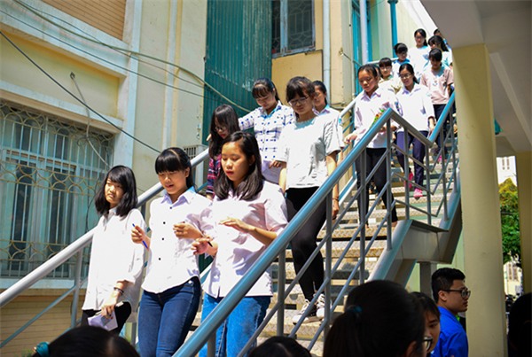 Thí sinh rời phòng thi sau khi kết thúc buổi thi đầu tiên kỳ thi Đánh giá năng lực của ĐH Quốc gia