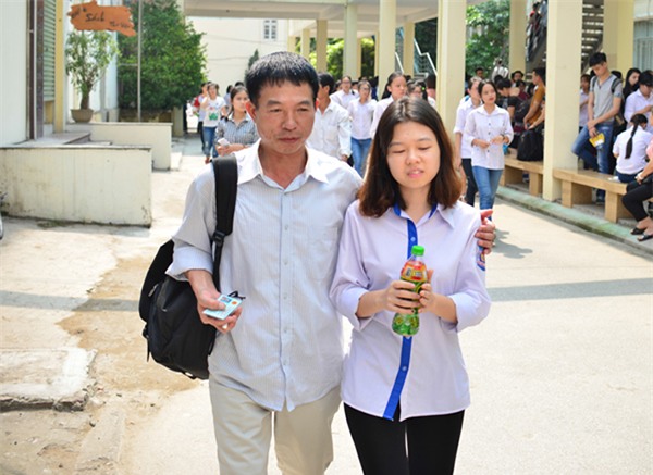 Phụ huynh đón con trở về