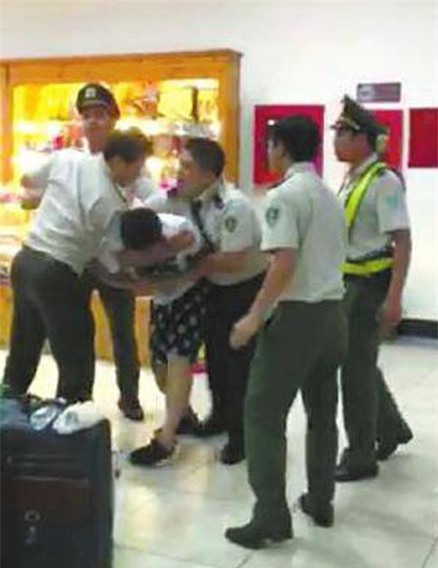 Nhan vien an ninh danh khach Trung Quoc o san bay  hinh anh 2