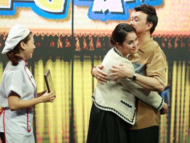 Truong Giang om chat Duong Cam Lynh tren san khau hinh anh 6