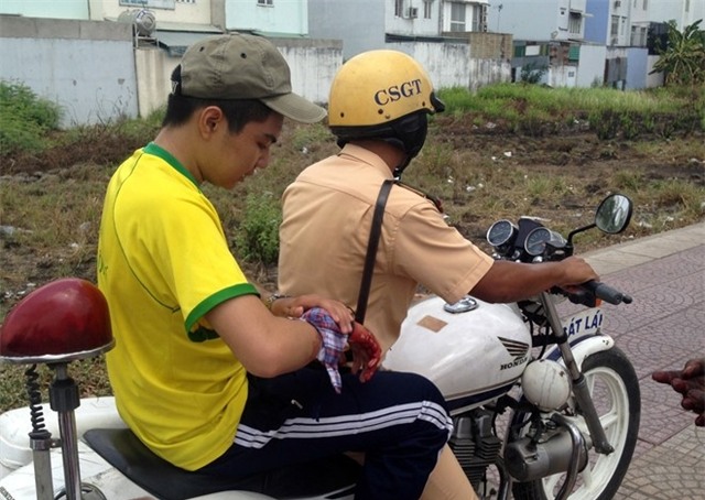CSGT dung xe dac chung cho nam sinh di cap cuu hinh anh 1
