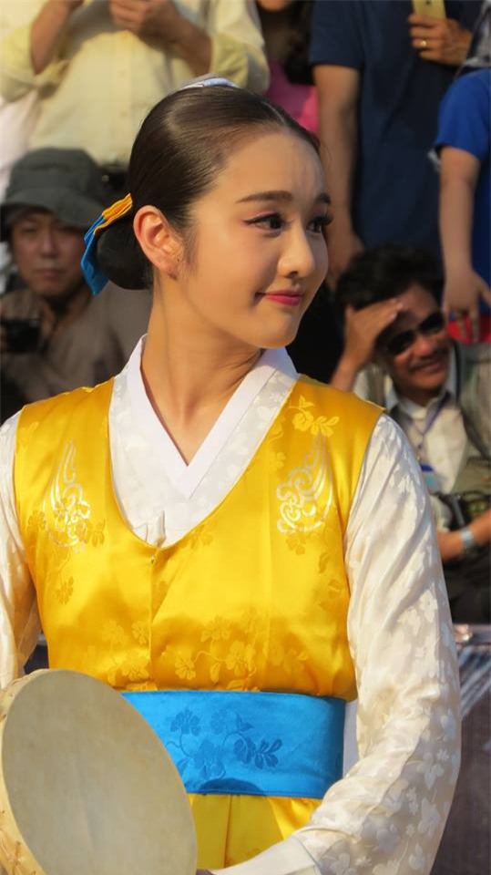 Cô gái đến từ Hàn Quốc này đang làm nghiêng ngả Festival Huế 2016! - Ảnh 2.